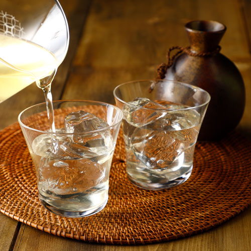 だし割とは、日本酒を鰹節で取ったおだしで割ったシンプルな飲み物のことです。