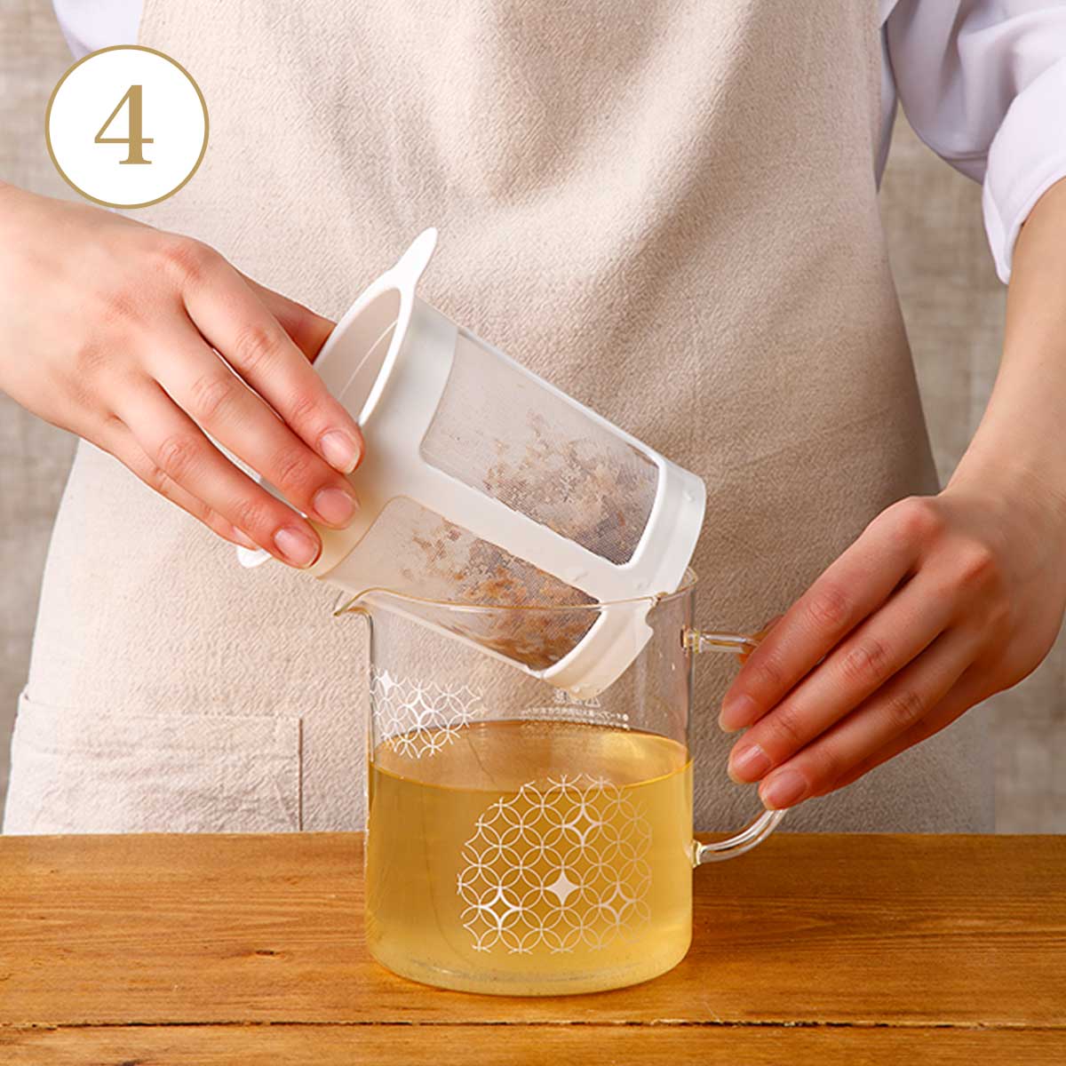 STEP4-こし器の底のへこみ部分をポットの縁にひっかけてだしをこします