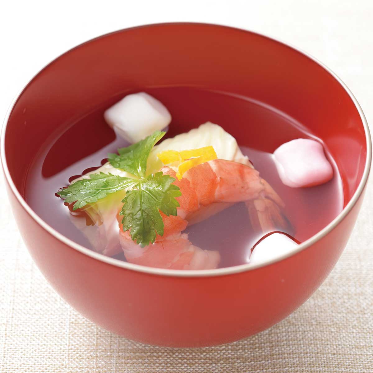 液体だし（白だし）：素材の彩りそのままに。料理を上品に引き立てる高濃縮の旨み。かつお節や昆布の旨みに淡口しょうゆやみりん等を合わせた上品な味わいの万能調味料です。素材本来の綺麗な彩りを活かします。