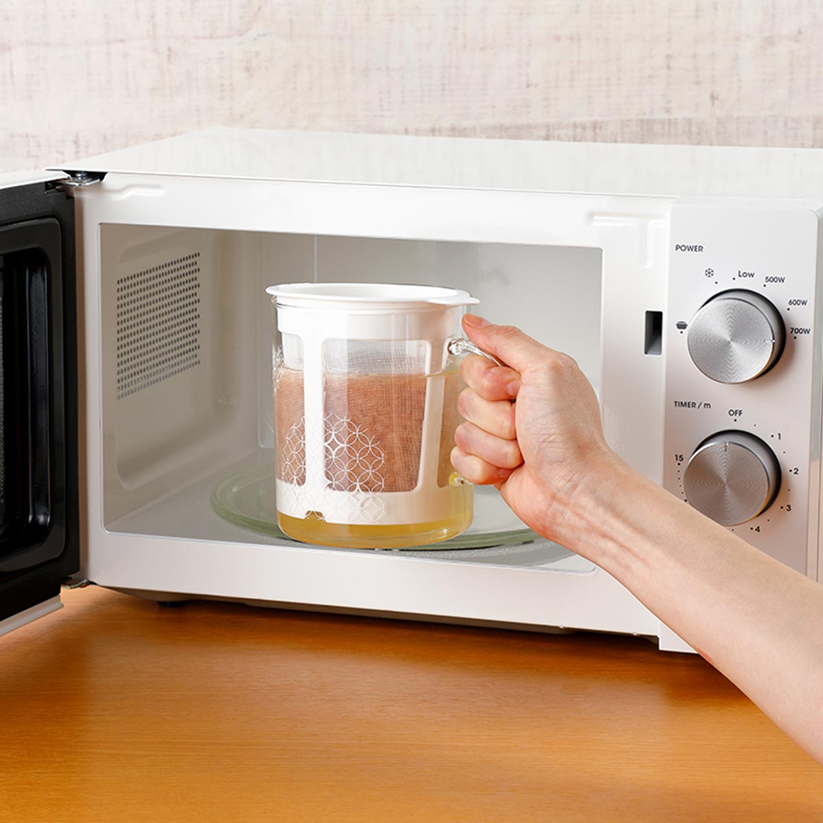 だしポット：累計販売＼20,000セット／水とかつお節を入れて、電子レンジでチンするだけで、本格だしがひけます。ポットの底まで届く、深いこし器が、おいしいだしをひくポイントです。|冷蔵庫や電子レンジにそのまま入るコンパクトサイズ:コンパクトサイズだから、そのまま冷蔵庫に保存ができます。作り置きしたい時にも便利。電子レンジにもスムーズに入る高さです。