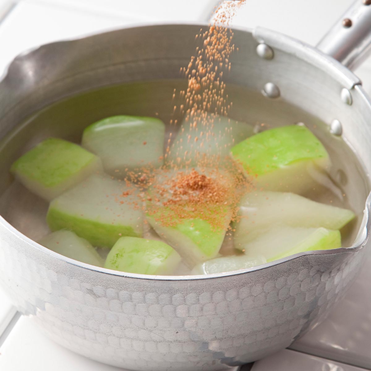 顆粒だし：ひと振りで、料理が変わる。手軽に広がる旨みの力。本枯鰹節、しいたけ、昆布などの旨みを凝縮。サッと溶けて計量も簡単。煮出す手間なく、毎日の料理を手軽に味わい深く仕上げます。