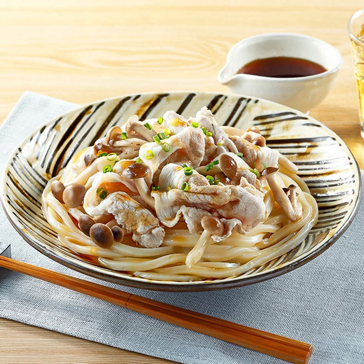 豚しゃぶときのこのぶっかけうどん|黒酢玉ねぎのまろやかな酸味と、豚しゃぶやきのこが相性抜群で、食欲のない時期にもお箸が進みます。