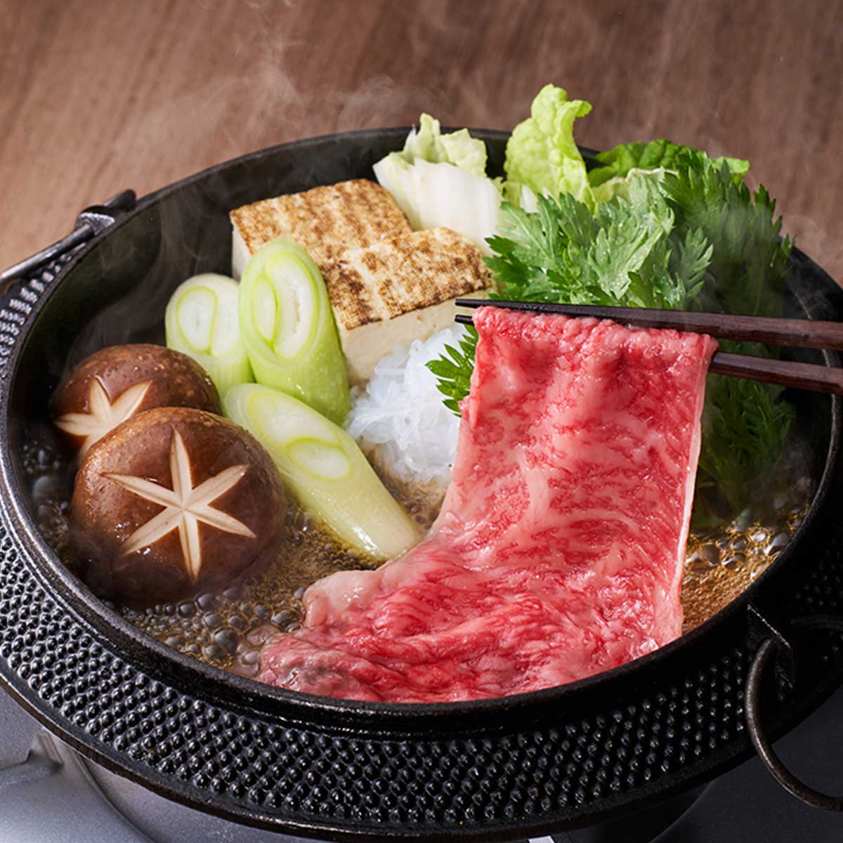 本醸造有機醤油と削りたての鰹節一番だしのこだわりすき焼わりした：贅沢な素材と一番だしが、お肉本来の旨みを極限まで引き立てる。有機栽培の大豆と小麦で仕込んだ本醸造有機醤油を100％使用し、削りたての国内製造鰹節から丁寧にとった一番だしを合わせた、プレミアムラインのすき焼き専用わりしたです。