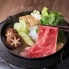 本醸造有機醤油と削りたての鰹節一番だしのこだわりすき焼わりした：贅沢な素材と一番だしが、お肉本来の旨みを極限まで引き立てる。有機栽培の大豆と小麦で仕込んだ本醸造有機醤油を100％使用し、削りたての国内製造鰹節から丁寧にとった一番だしを合わせた、プレミアムラインのすき焼き専用わりしたです。
