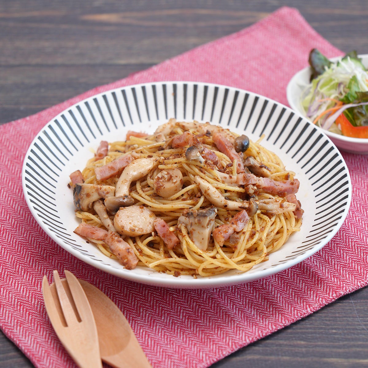 きのことベーコンの燻製バター和風パスタ