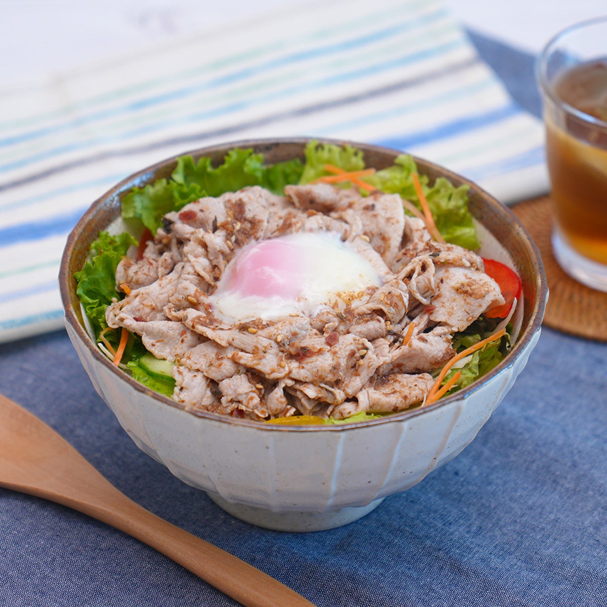 豚しゃぶと彩り野菜の赤しそおかか丼