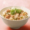 素材を愉しむ混ぜご飯の素 焼たらこ昆布ご飯の素(2合用)：炊き上がったご飯にさっと混ぜるだけ。忙しい日の夕食や、少し贅沢したい日の食卓に、本枯鰹節の豊かな香りと素材の風味が広がる本格混ぜご飯をご家庭でお手軽にお楽しみいただけます。